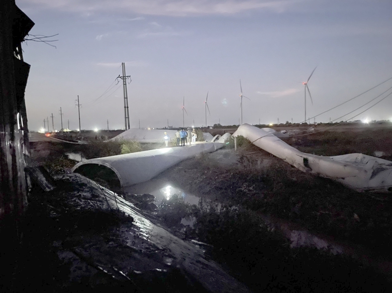 Hy hữu c&aacute;nh quạt điện gi&oacute; bị g&atilde;y, vỡ vụn th&agrave;nh nhiều mảnh- Ảnh 1.