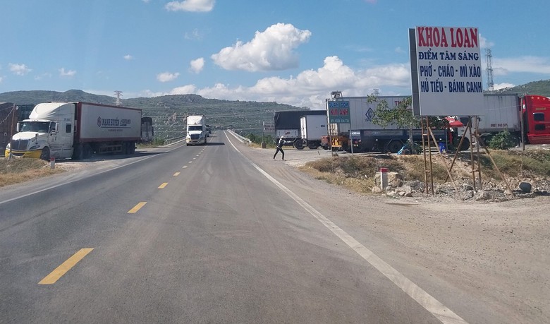 Vụ trạm dừng nghỉ đấu nối tr&aacute;i ph&eacute;p đường dẫn cao tốc: V&igrave; sao vẫn ngang nhi&ecirc;n hoạt động?- Ảnh 1.