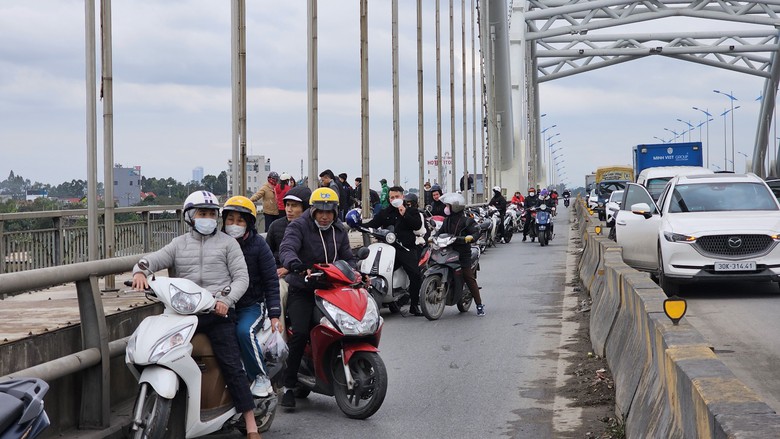 T&igrave;m thấy 4 mẹ con nghi nhảy cầu Đ&ocirc;ng Tr&ugrave;- Ảnh 11.