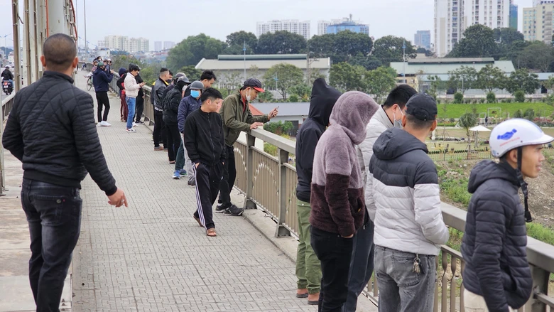 T&igrave;m thấy 4 mẹ con nghi nhảy cầu Đ&ocirc;ng Tr&ugrave;- Ảnh 9.