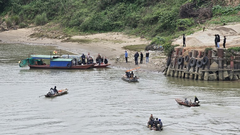 T&igrave;m thấy 4 mẹ con nghi nhảy cầu Đ&ocirc;ng Tr&ugrave;- Ảnh 7.