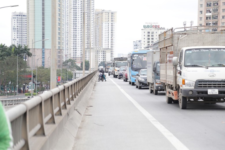 Bỏ chạy khi gặp CSGT, người đi xe m&aacute;y t&ocirc;ng vỡ đ&egrave;n xe biển xanh tr&ecirc;n V&agrave;nh đai 3- Ảnh 8.