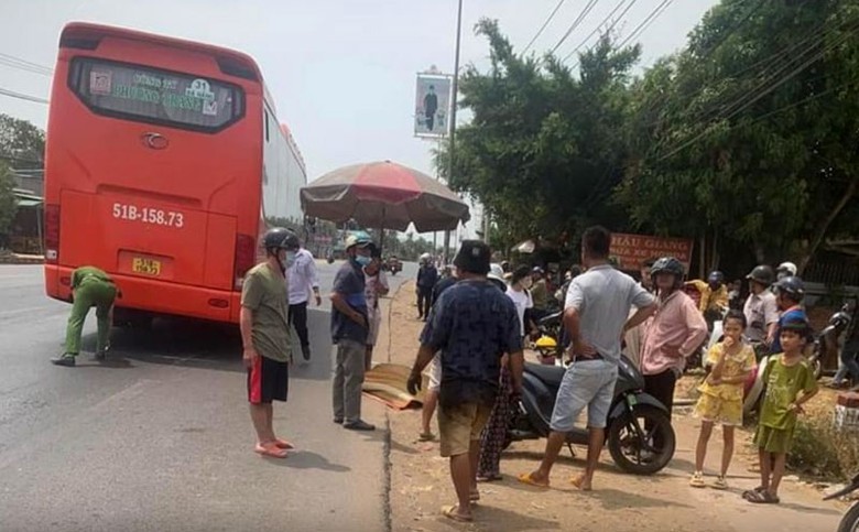 Hiện trường vụ va chạm khiến người phụ nữ đi xe máy tử vong tại chỗ. Hiện trường vụ va chạm khiến người phụ nữ đi xe máy tử vong tại chỗ.