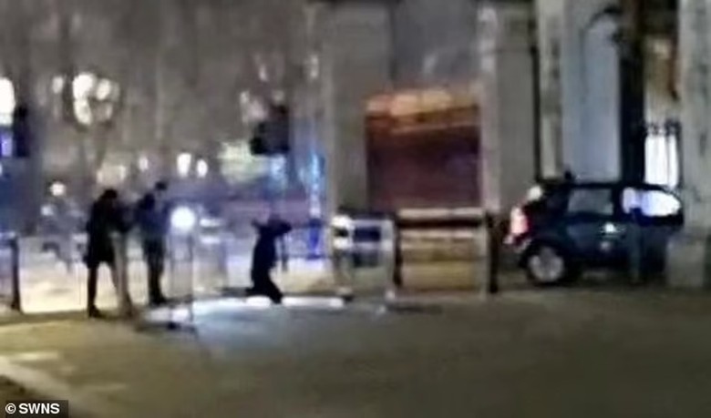 Cận cảnh hiện trường chiếc &ocirc; t&ocirc; đ&acirc;m v&agrave;o cổng Cung điện Buckingham. (Ảnh: Daily Mail)