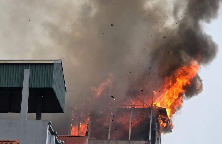 Ch&aacute;y lớn tại cửa h&agrave;ng tiệc cưới, lửa lan sang nh&agrave; d&acirc;n ở Y&ecirc;n Sở- Ảnh 1.