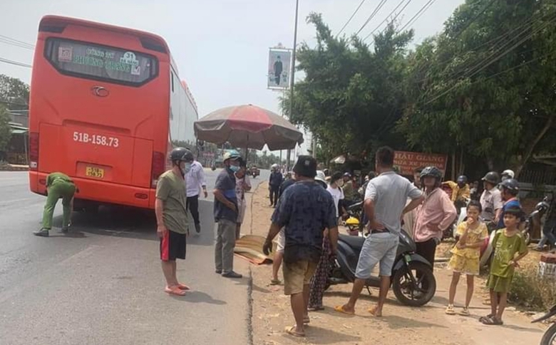 &Ocirc; t&ocirc; kh&aacute;ch va chạm xe m&aacute;y ở Đồng Nai, một phụ nữ tử vong tại chỗ- Ảnh 1.