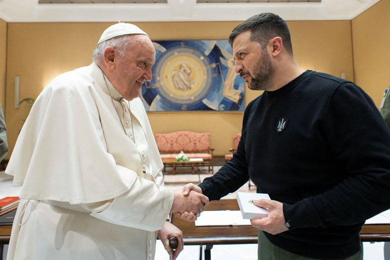 Gi&aacute;o ho&agrave;ng Francis v&agrave; Tổng thống Ukraine Volodymyr Zelensky gặp mặt tại Th&agrave;nh Vatican hồi th&aacute;ng 5/2023. (Ảnh: Reuters)