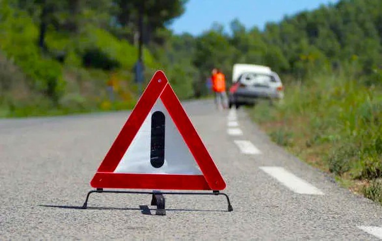 Dừng xe tr&ecirc;n cao tốc, cần đặt biển cảnh b&aacute;o thế n&agrave;o để tr&aacute;nh tai nạn?- Ảnh 1.