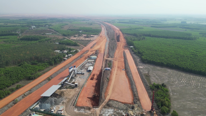 Nhộn nhịp thi c&ocirc;ng tuyến nối s&acirc;n bay Long Th&agrave;nh giữa nắng n&oacute;ng- Ảnh 2.