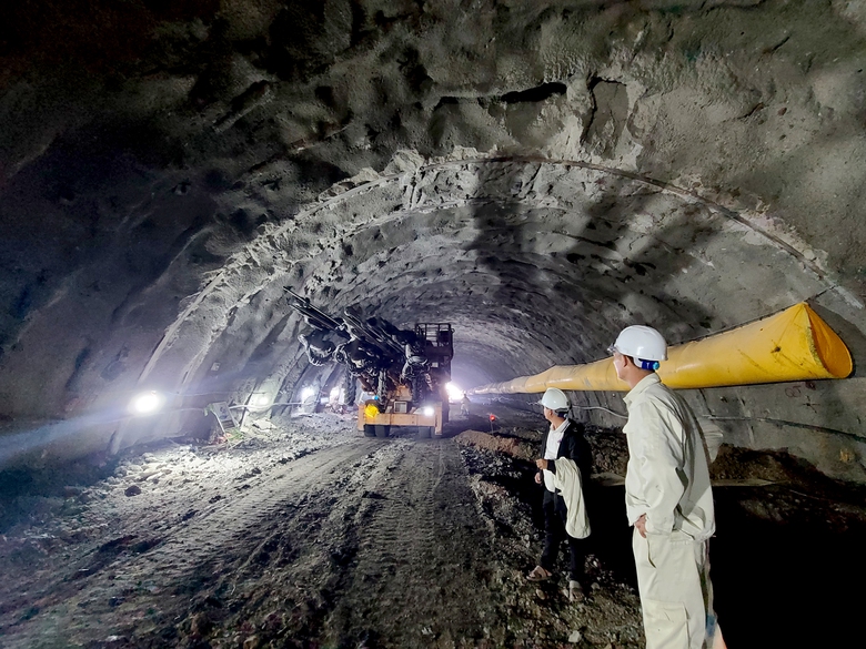 Bứt tốc l&agrave;m 6 hầm xuy&ecirc;n n&uacute;i tr&ecirc;n cao tốc Bắc - Nam- Ảnh 1.