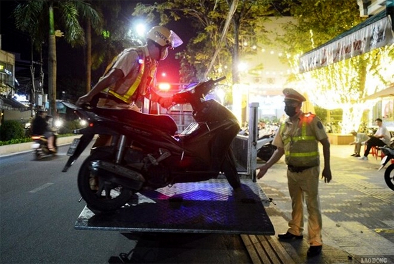 Vi phạm nồng độ cồn bị giữ xe, c&oacute; phải nộp ph&iacute;?- Ảnh 1.