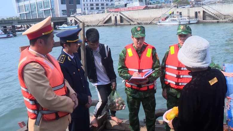 Xử phạt phương tiện đeo b&aacute;m để b&aacute;n h&agrave;ng rong cho du kh&aacute;ch tr&ecirc;n vịnh Hạ Long- Ảnh 1.