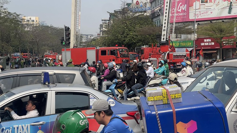 Đang ch&aacute;y lớn tr&ecirc;n phố Đ&ecirc; La Th&agrave;nh- Ảnh 2.