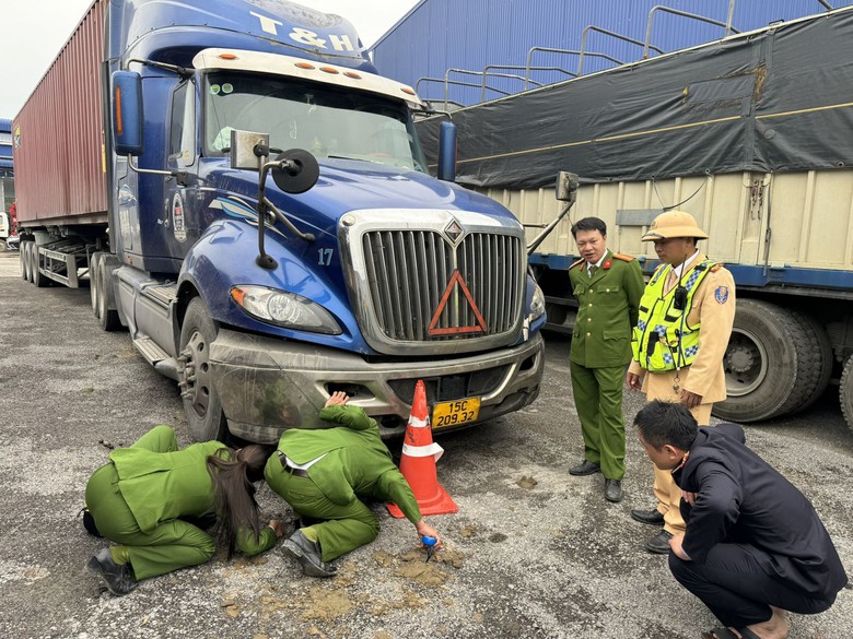 Tạm giữ h&igrave;nh sự t&agrave;i xế xe container t&ocirc;ng v&agrave;o xe CSGT tr&ecirc;n cao tốc- Ảnh 2.