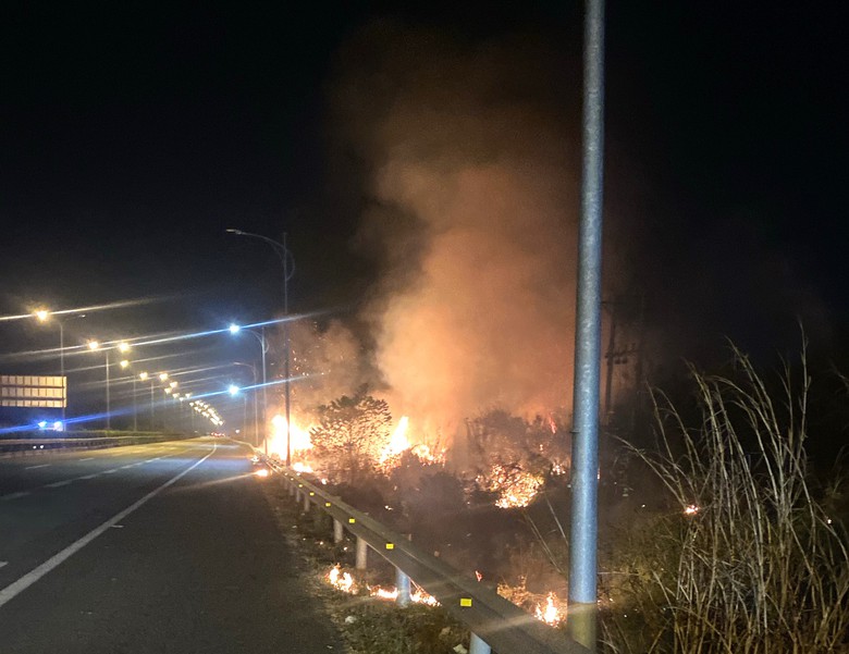 B&aacute;o động nạn đốt rơm, rạ đe dọa an to&agrave;n tr&ecirc;n cao tốc- Ảnh 2.