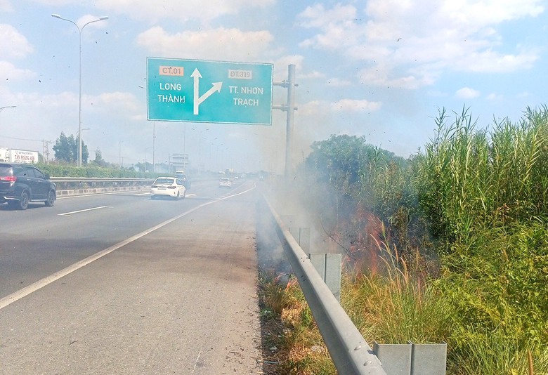 B&aacute;o động nạn đốt rơm, rạ đe dọa an to&agrave;n tr&ecirc;n cao tốc- Ảnh 1.