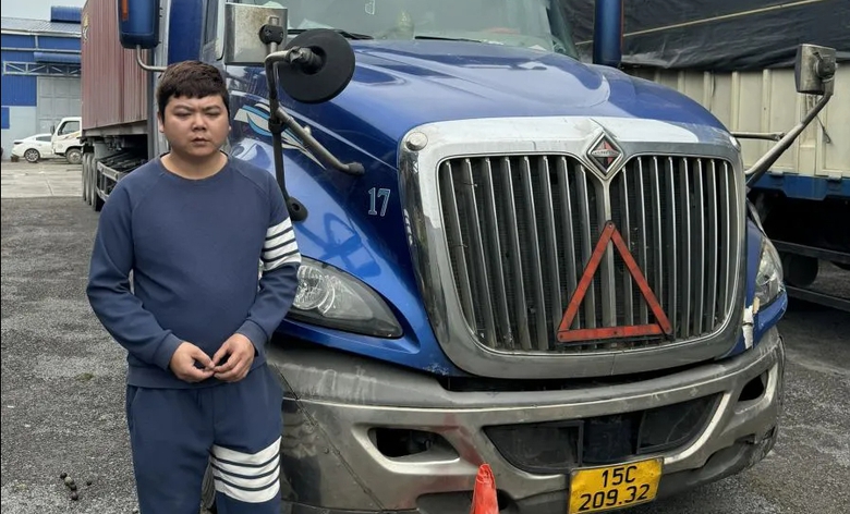 Tạm giữ h&igrave;nh sự t&agrave;i xế xe container t&ocirc;ng v&agrave;o xe CSGT tr&ecirc;n cao tốc- Ảnh 1.