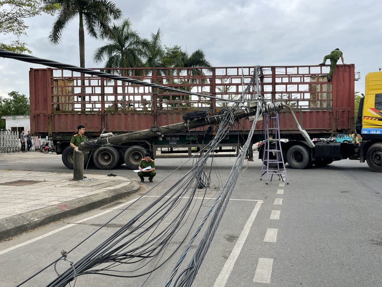 Xe đầu k&eacute;o l&ugrave;i g&acirc;y sập h&agrave;ng loạt trụ điện giữa TP Quảng Ng&atilde;i- Ảnh 2.