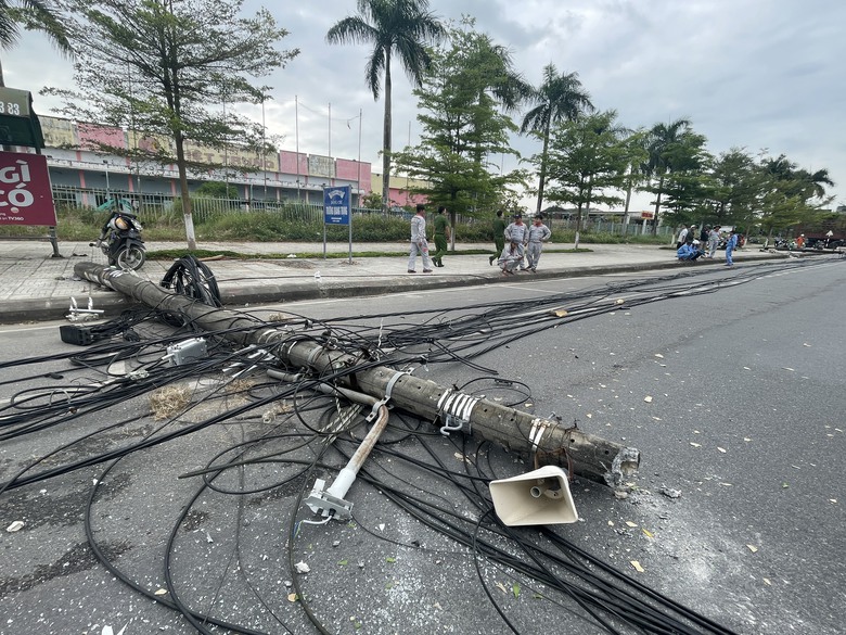 Xe đầu k&eacute;o l&ugrave;i g&acirc;y sập h&agrave;ng loạt trụ điện giữa TP Quảng Ng&atilde;i- Ảnh 1.