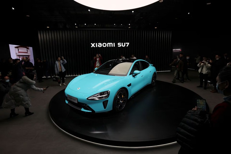 Những chiếc xe điện SU7 đầu ti&ecirc;n của Xiaomi sẽ được b&agrave;n giao trong th&aacute;ng 3/2024. (Ảnh: Reuters)