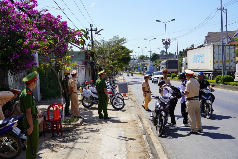 Học sinh đi mô tô, xe gắn máy chưa đủ tuổi khá phổ biến ở Kon Tum- Ảnh 1. Học sinh đi mô tô, xe gắn máy chưa đủ tuổi khá phổ biến ở Kon Tum- Ảnh 1.