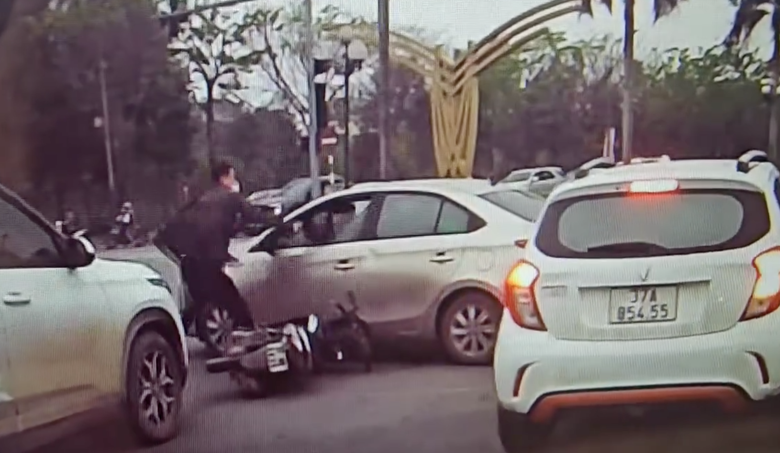 H&ugrave;ng hổ cầm mũ bảo hiểm đập ph&aacute; &ocirc; t&ocirc; sau va chạm giao th&ocirc;ng- Ảnh 1.