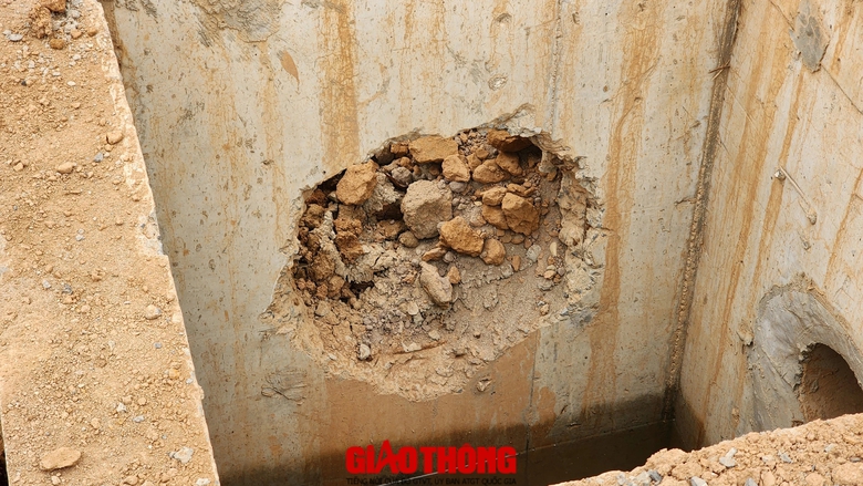 Dự &aacute;n đường trăm tỷ ở H&agrave; Nội dấu hiệu thi c&ocirc;ng ẩu: Thanh tra Sở GTVT v&agrave;o cuộc kiểm tra- Ảnh 3.