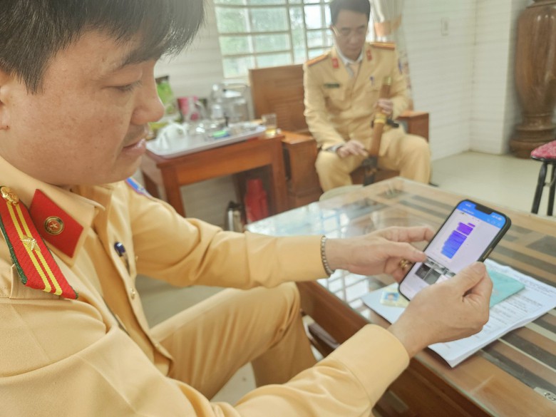 Lập bi&ecirc;n bản, phạt nặng t&agrave;i xế vượt 