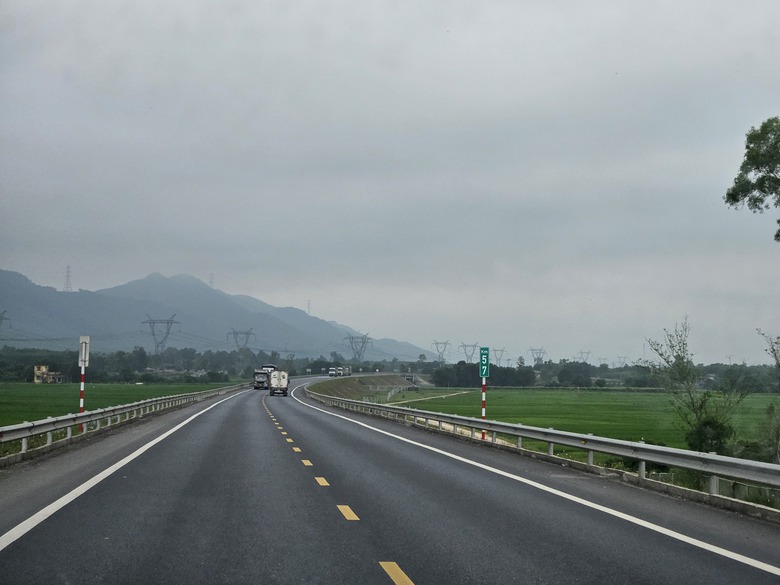 C&ocirc;ng nh&acirc;n chia 3 mũi thi c&ocirc;ng bổ sung đinh phản quang, biển b&aacute;o cao tốc Cam Lộ - La Sơn- Ảnh 14.