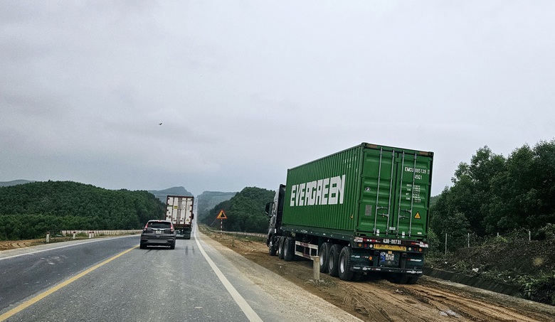 C&ocirc;ng nh&acirc;n chia 3 mũi thi c&ocirc;ng bổ sung đinh phản quang, biển b&aacute;o cao tốc Cam Lộ - La Sơn- Ảnh 11.