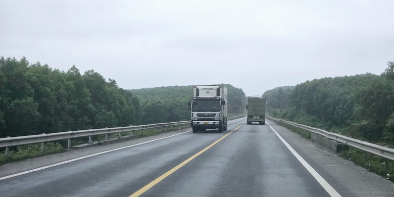 C&ocirc;ng nh&acirc;n chia 3 mũi thi c&ocirc;ng bổ sung đinh phản quang, biển b&aacute;o cao tốc Cam Lộ - La Sơn- Ảnh 10.