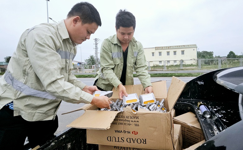 C&ocirc;ng nh&acirc;n chia 3 mũi thi c&ocirc;ng bổ sung đinh phản quang, biển b&aacute;o cao tốc Cam Lộ - La Sơn- Ảnh 9.