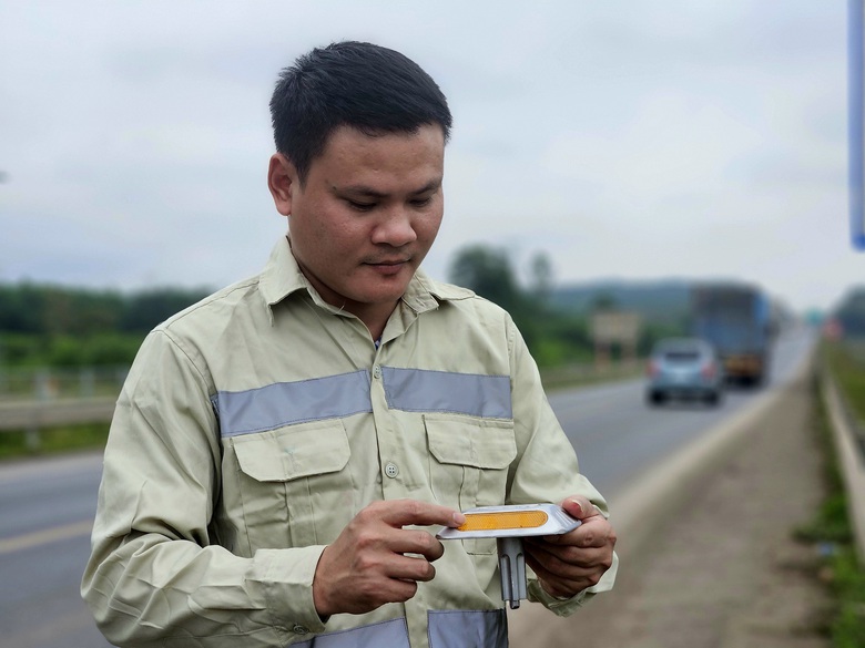 C&ocirc;ng nh&acirc;n chia 3 mũi thi c&ocirc;ng bổ sung đinh phản quang, biển b&aacute;o cao tốc Cam Lộ - La Sơn- Ảnh 8.