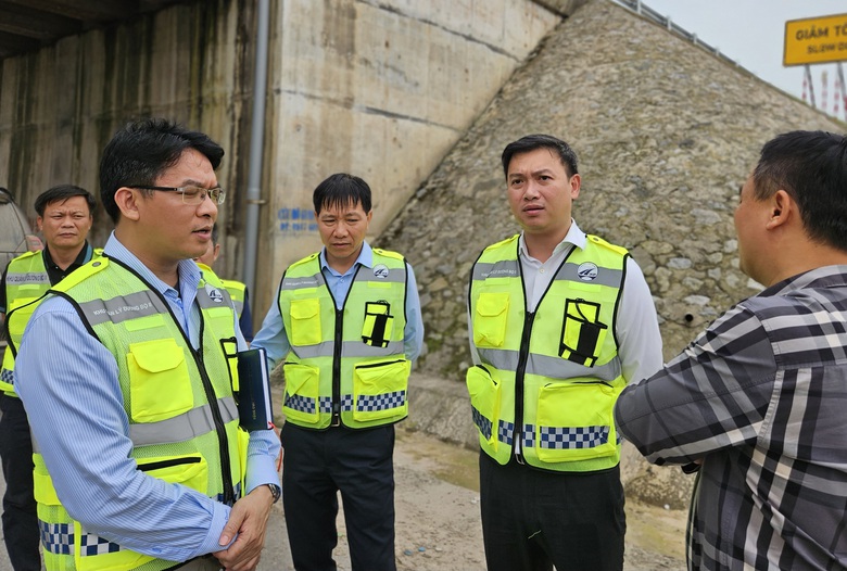 C&ocirc;ng nh&acirc;n chia 3 mũi thi c&ocirc;ng bổ sung đinh phản quang, biển b&aacute;o cao tốc Cam Lộ - La Sơn- Ảnh 1.