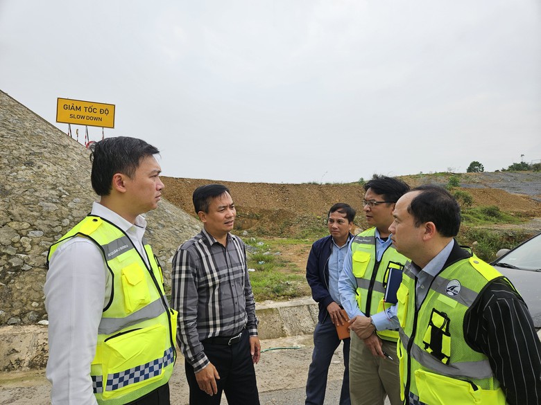 C&ocirc;ng nh&acirc;n chia 3 mũi thi c&ocirc;ng bổ sung đinh phản quang, biển b&aacute;o cao tốc Cam Lộ - La Sơn- Ảnh 17.