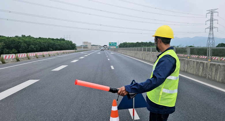 C&ocirc;ng nh&acirc;n chia 3 mũi thi c&ocirc;ng bổ sung đinh phản quang, biển b&aacute;o cao tốc Cam Lộ - La Sơn- Ảnh 16.