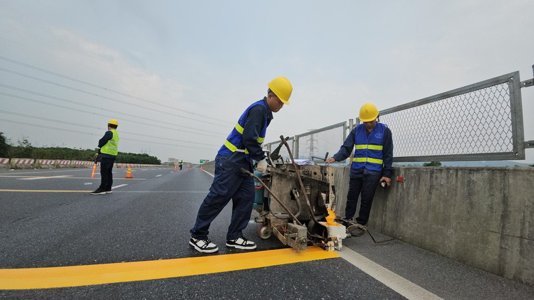 C&ocirc;ng nh&acirc;n chia 3 mũi thi c&ocirc;ng bổ sung đinh phản quang, biển b&aacute;o cao tốc Cam Lộ - La Sơn- Ảnh 12.