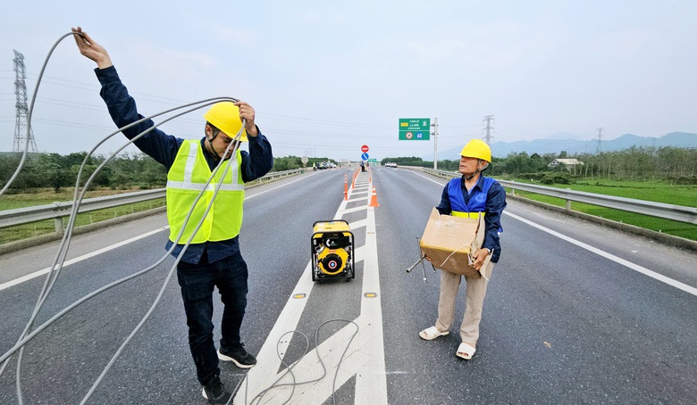 C&ocirc;ng nh&acirc;n chia 3 mũi thi c&ocirc;ng bổ sung đinh phản quang, biển b&aacute;o cao tốc Cam Lộ - La Sơn- Ảnh 3.