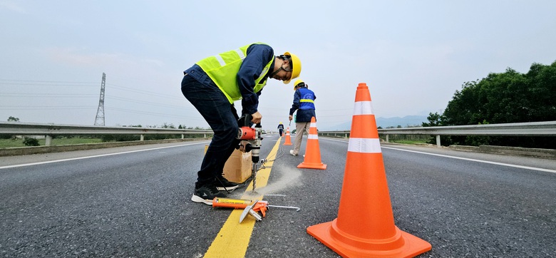 C&ocirc;ng nh&acirc;n chia 3 mũi thi c&ocirc;ng bổ sung đinh phản quang, biển b&aacute;o cao tốc Cam Lộ - La Sơn- Ảnh 6.