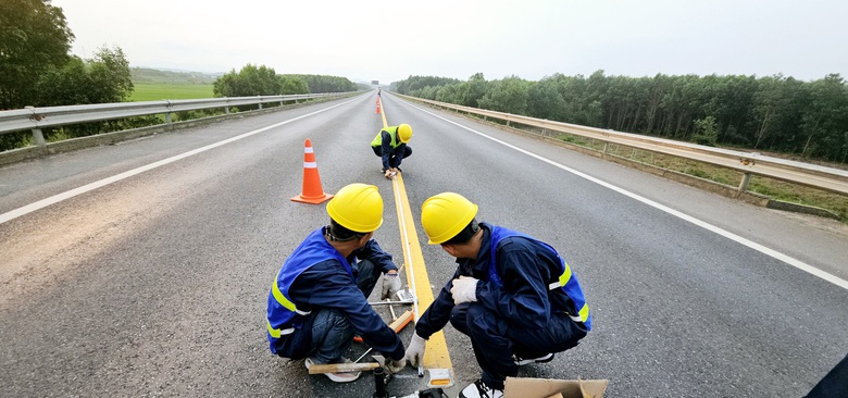C&ocirc;ng nh&acirc;n chia 3 mũi thi c&ocirc;ng bổ sung đinh phản quang, biển b&aacute;o cao tốc Cam Lộ - La Sơn- Ảnh 7.