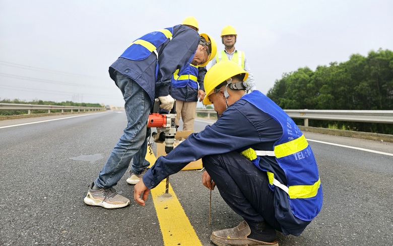 C&ocirc;ng nh&acirc;n chia 3 mũi thi c&ocirc;ng bổ sung đinh phản quang, biển b&aacute;o cao tốc Cam Lộ - La Sơn- Ảnh 15.