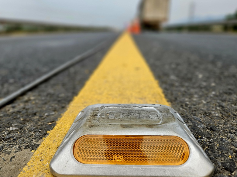 C&ocirc;ng nh&acirc;n chia 3 mũi thi c&ocirc;ng bổ sung đinh phản quang, biển b&aacute;o cao tốc Cam Lộ - La Sơn- Ảnh 13.