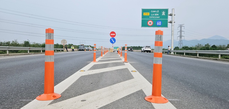 C&ocirc;ng nh&acirc;n chia 3 mũi thi c&ocirc;ng bổ sung đinh phản quang, biển b&aacute;o cao tốc Cam Lộ - La Sơn- Ảnh 5.