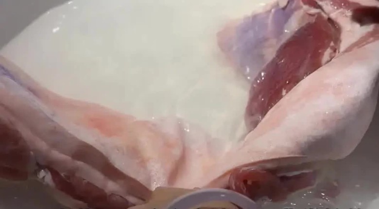 Đầu bếp khách sạn chỉ mẹo rã đông, sau 5 phút miếng thịt trông như mới mua- Ảnh 5. Đầu bếp khách sạn chỉ mẹo rã đông, sau 5 phút miếng thịt trông như mới mua- Ảnh 5.