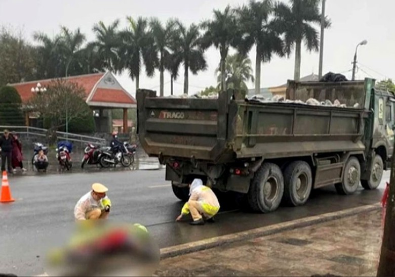 Hiện trường vụ tai nạn khiến một học sinh tiểu học ở Th&aacute;i B&igrave;nh tử vong.