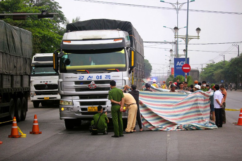 Lực lượng chức năng đang phong tỏa hiện trường, điều tra nguy&ecirc;n nh&acirc;n vụ tai nạn.