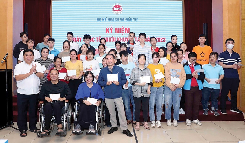 Người khuyết tật kiếm tiền tỷ nhờ&nbsp;&ldquo;hồi sinh&rdquo; vải vụn- Ảnh 1.