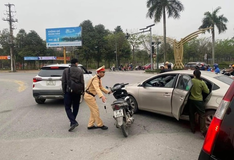 Vụ lấy mũ bảo hiểm đập vỡ kính ô tô sau va chạm: Người nhà nữ quân nhân nói gì?- Ảnh 3. Vụ lấy mũ bảo hiểm đập vỡ kính ô tô sau va chạm: Người nhà nữ quân nhân nói gì?- Ảnh 3.