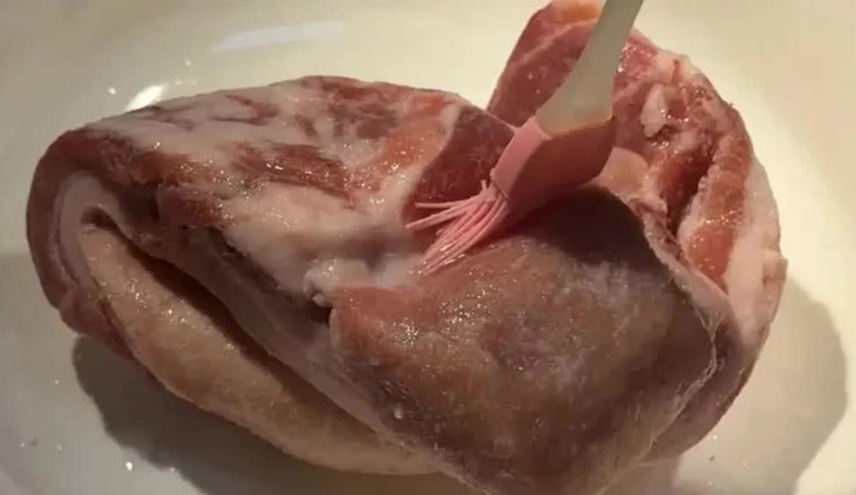 Đầu bếp khách sạn chỉ mẹo rã đông, sau 5 phút miếng thịt trông như mới mua- Ảnh 4. Đầu bếp khách sạn chỉ mẹo rã đông, sau 5 phút miếng thịt trông như mới mua- Ảnh 4.