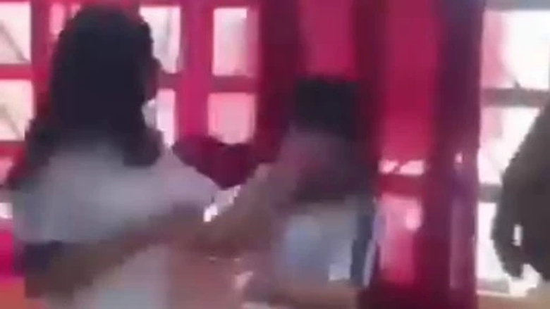 X&ocirc;n xao clip nữ sinh đ&aacute;nh bạn tới tấp trong lớp học v&igrave; l&agrave;m hỏng thỏi son- Ảnh 1.